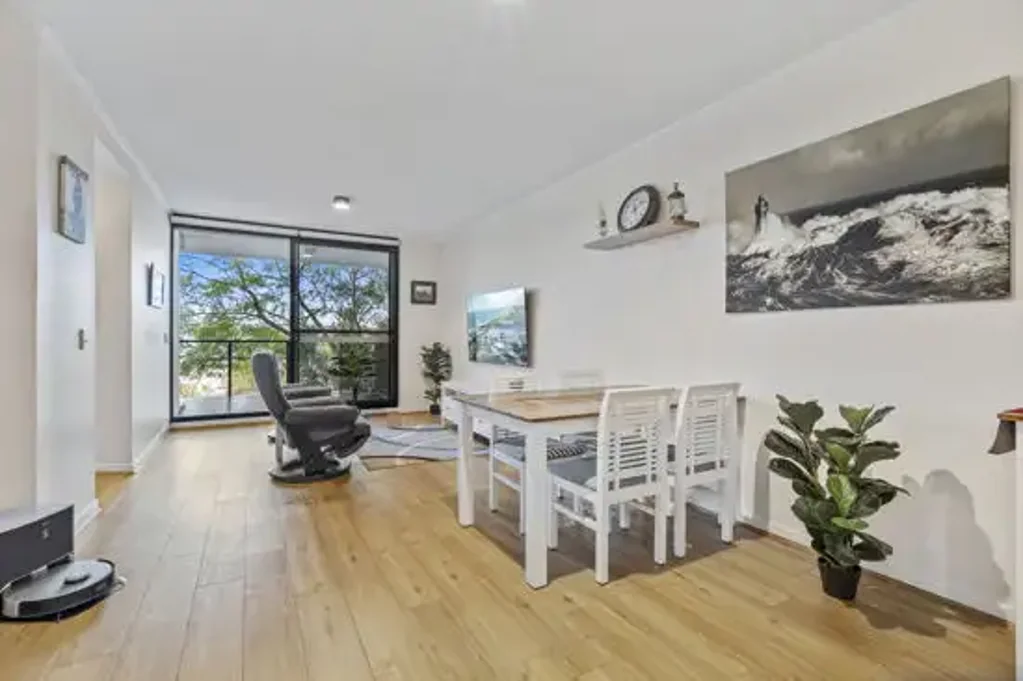 Murarrie 3 Bedroom Spacious 3-Bedroom Apartment in Prime Murarrie Location with Rare Triple Storage