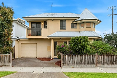 Williamstown 2房 尽享阳光、格调与宽敞空间 Enjoy the Sunshine, Style and Space