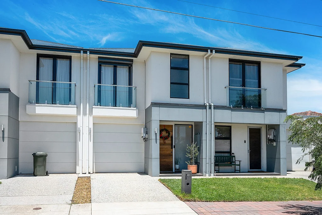Newton 3Zimmer Contemporary Courtyard Comfort with a Vibrant Modern Appeal