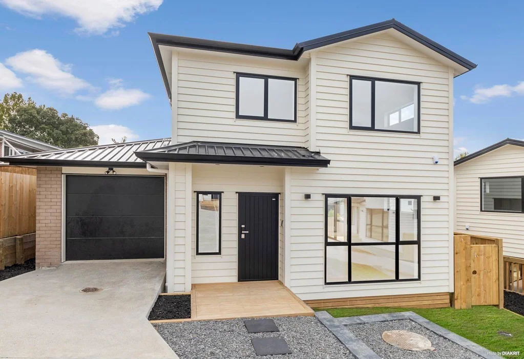 Near New Multi-Level Home with Harbour & Sky T...
