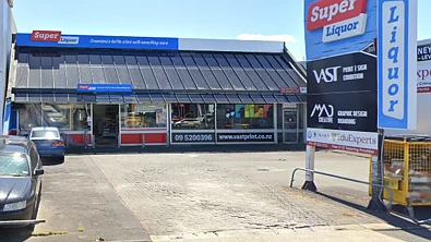 持斧砍人，狂抢现金！奥克兰商店遭遇暴力抢劫，店员被砍伤！
