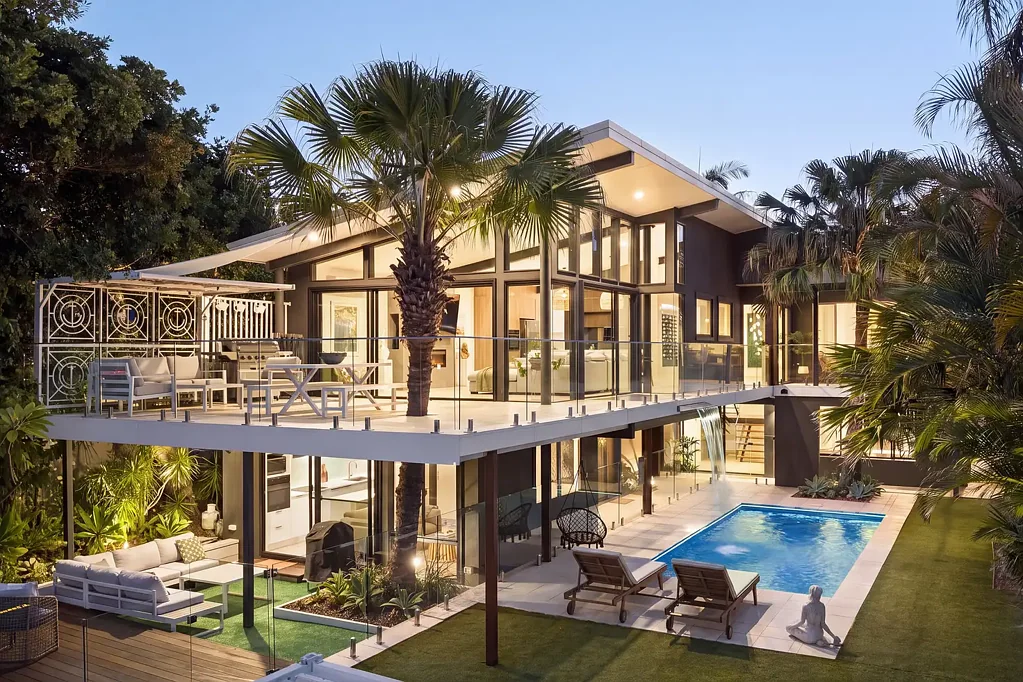 Broadbeach Waters 5房  Grand Scale, Waterfront Entertainer in an Exclusive Enclave