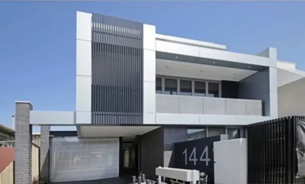 Incredible Brunswick Location – Stylish Tri-Level Townhouse Living