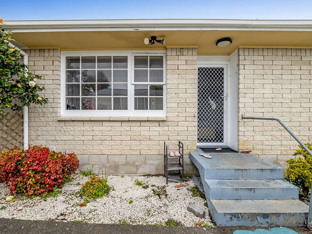 Papakura 2ਬੈੱਡਰੂਮ Brick and Tile - Priced to Smile!