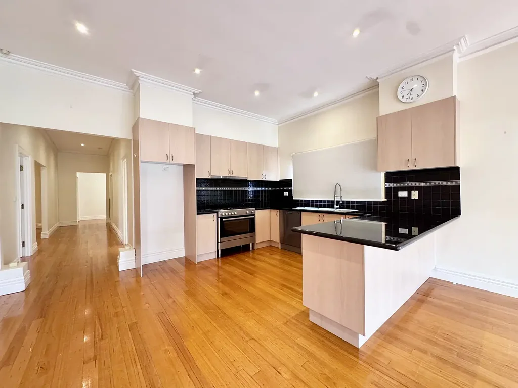 Large Family Home Walk to School