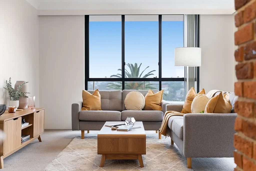 Coogee 2 Bedroom Boutique Top-Floor Apartment with Wraparound Views & Coastal Charm