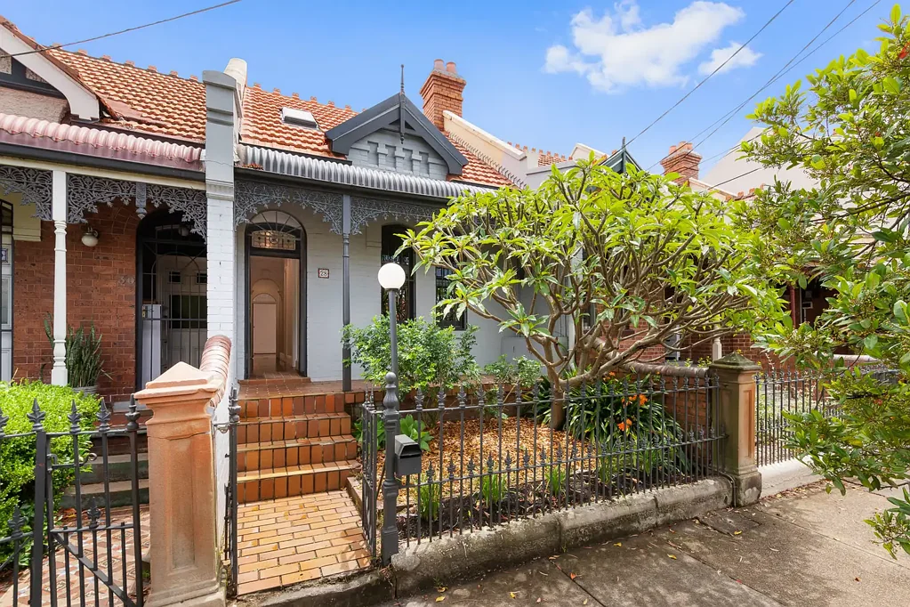 Charming & sundrenched renovated Terrace with parking