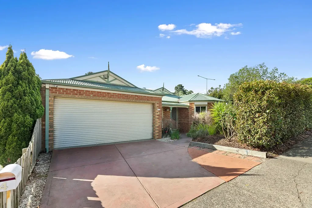 Langwarrin 5房 宽敞四卧带书房 采光充足室内空间 完美户外露台 距离Langwarrin Plaza仅几步之遥 成熟花园环绕 高品质现代电器 私人庭院放松 中央暖气蒸发式冷却 双车位车库 Room to Breathe in the Woodlands Zone