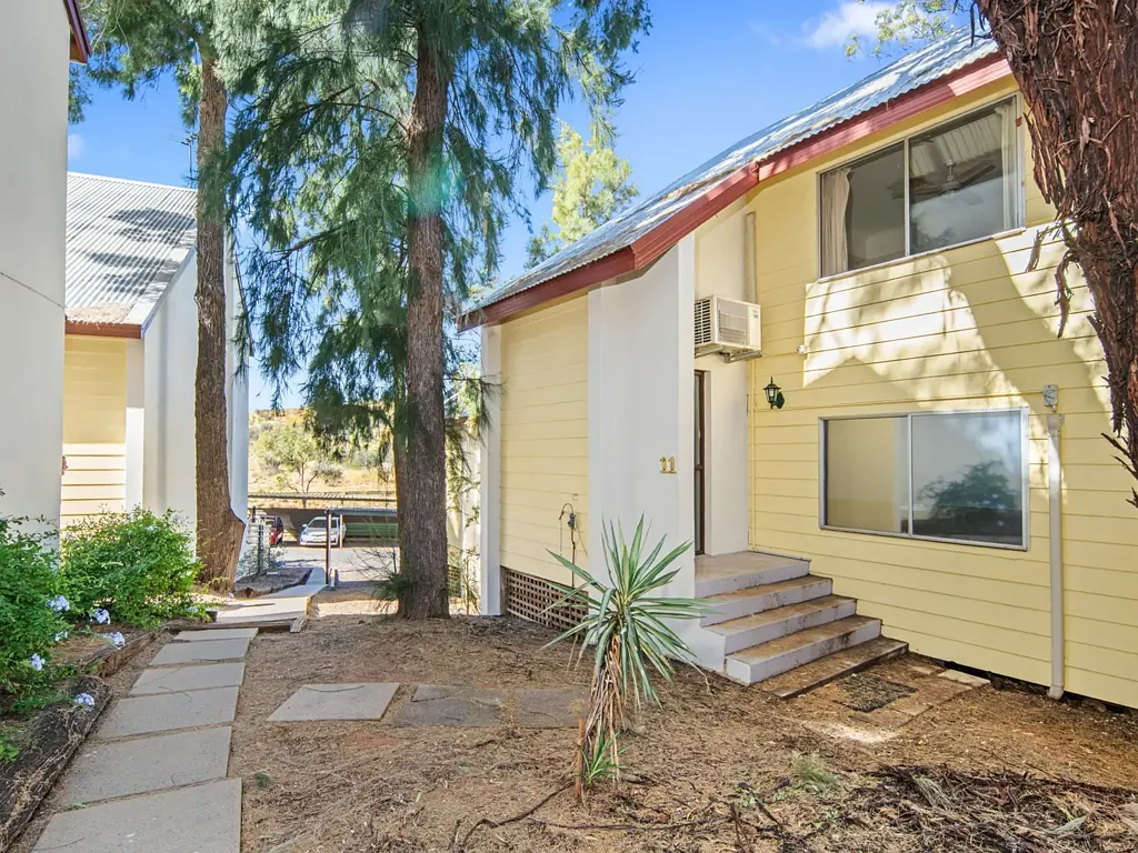 Sadadeen 2房  Elevated Townhouse Living in a Leafy Setting