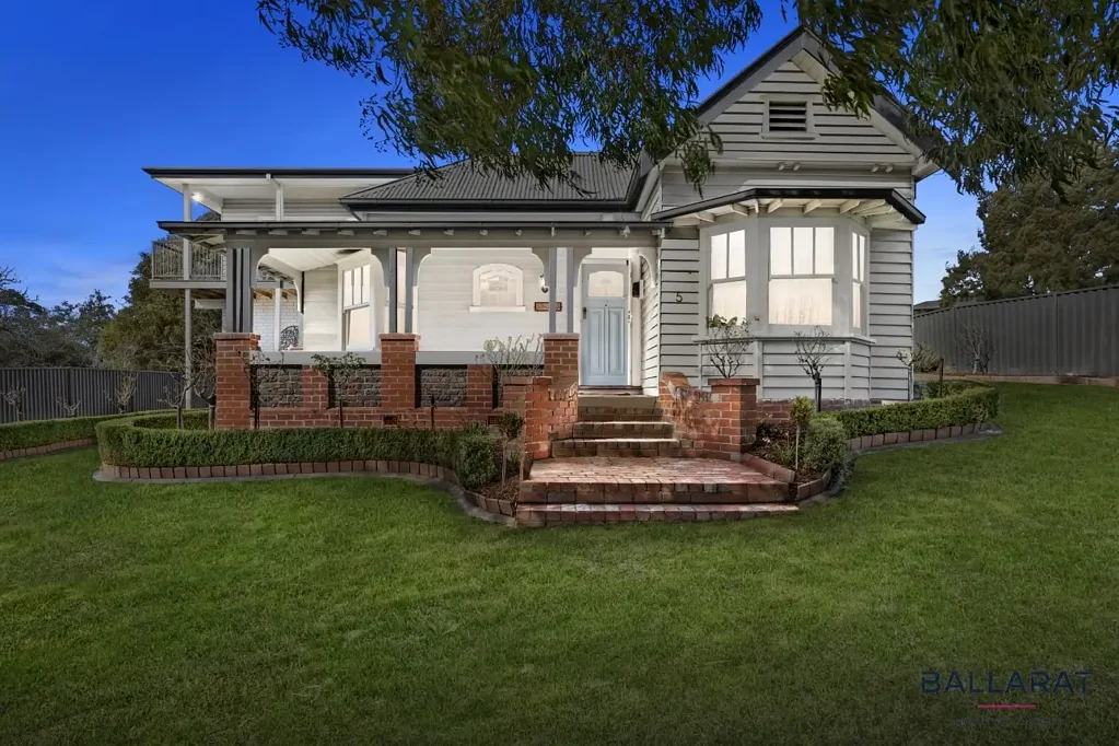Golden Point 5Moenga Stunningly Updated Californian Bungalow in Prime Golden Point Location