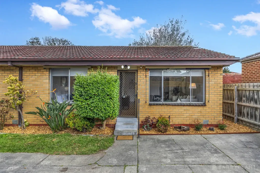 Dandenong 2Zimmer STYLISHLY RENOVATED UNIT WITH PRIVATE DECK