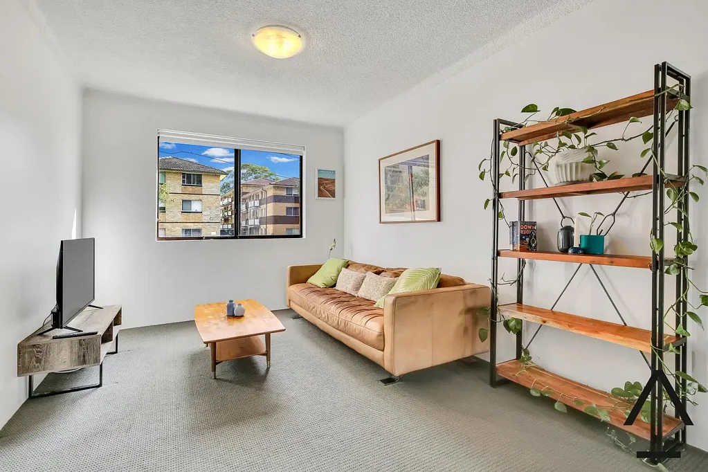 Modern And Sun-Filled Two Bedroom Apartment Boasting A Resort Style Swimming Pool And Gardens