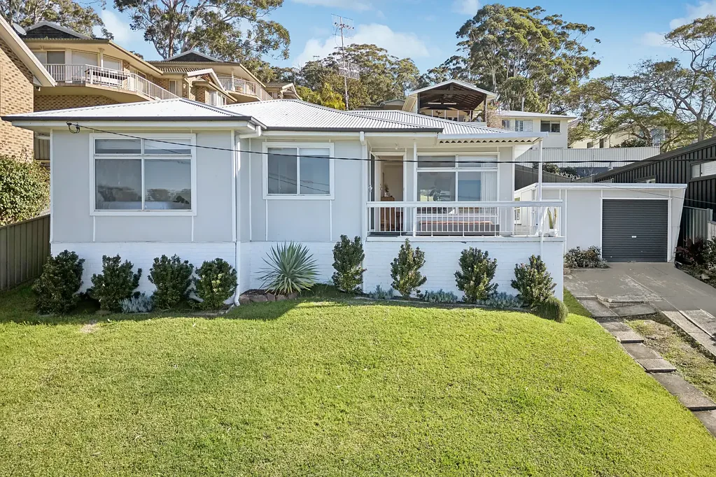 Avoca Beach 3 Bedroom Beach cottage in blue-chip locale with ocean views