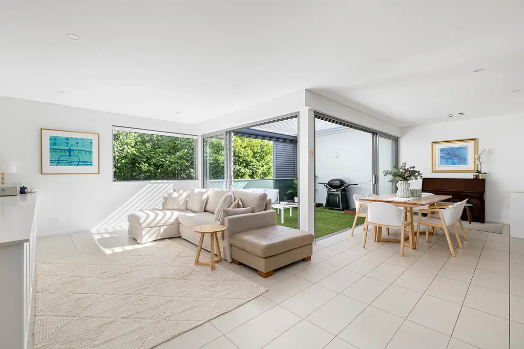 Elanora Heights 2 Bedroom Penthouse-Style Luxury with Village Convenience