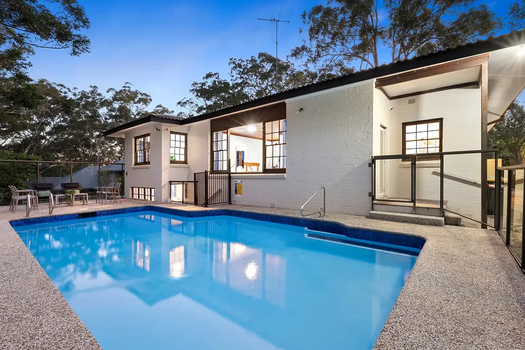 Beecroft 5房 建筑师设计 1940年代砖木结构 1467sqm阔地 砂光木地板 Miele电器 中央空调 游泳池 艺术家小屋 多功能车库 步行至Beecroft Village Timeless distinction designed for modern family living, walk to rail, shops, and schools