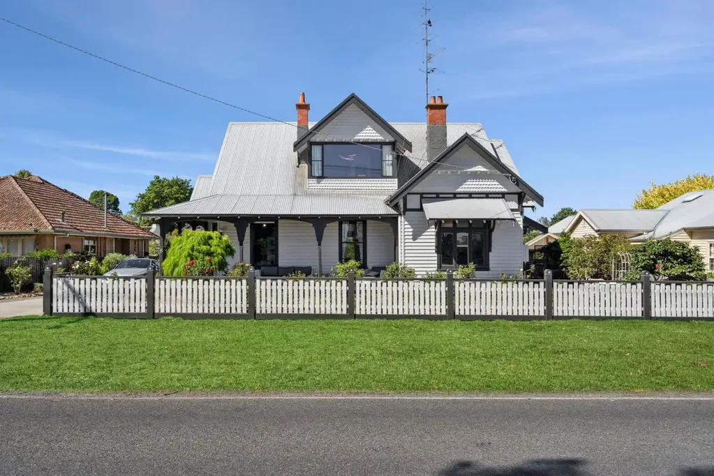 Colac 5房  LAKESIDE LIVING WITH CHARM, HISTORY, AND CONNECTION