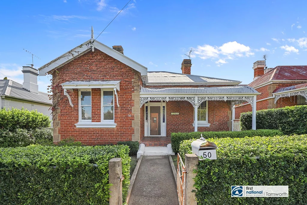 Tamworth 3कमरा EAST TAMWORTH – Delightful Classic Red Brick.