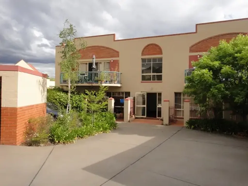 Charming 2-Bedroom Unit in Convenient Phillip Location