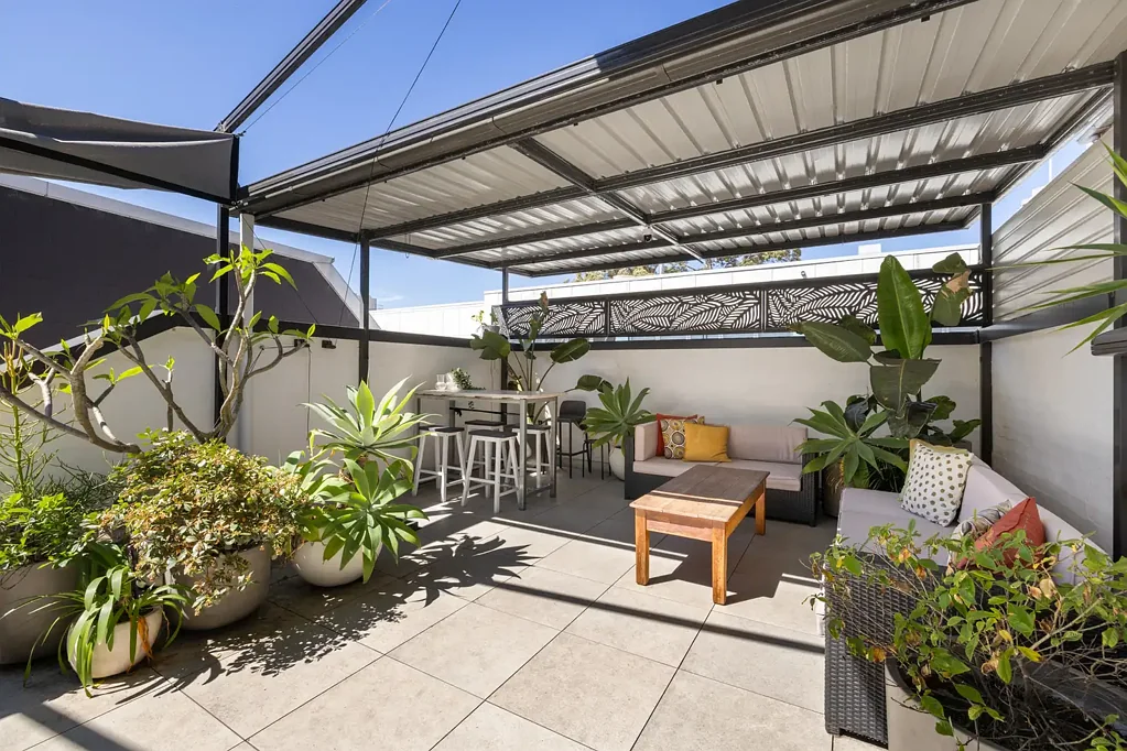 OVERSIZED SPLIT-LEVEL TERRACE WITH ROOFTOP & MIXED USE POTENTIAL