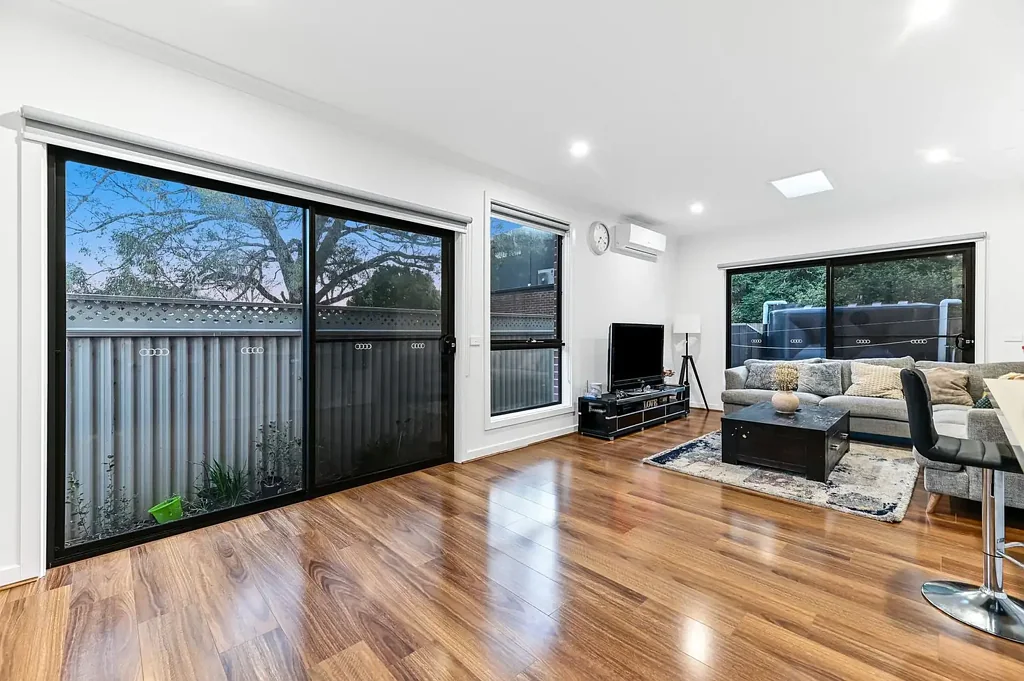 Cranbourne 2ห้องนอน The Brief: Modern North-facing townhouse close to parks and schools