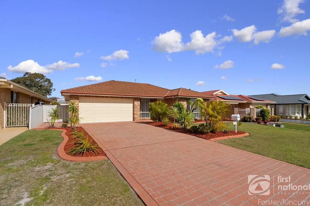 Tuncurry 4ਬੈੱਡਰੂਮ Family Comfort, Space & Style in a Quiet Tuncurry Locale