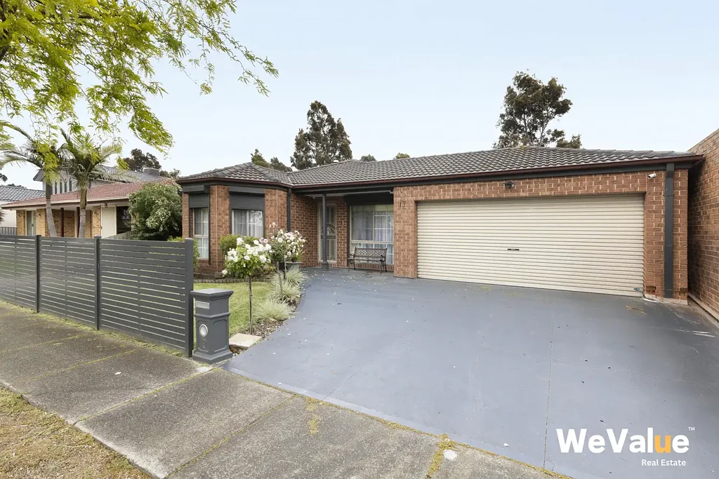 Roxburgh Park 3房 宽敞492平地块 3卧2卫设计 明亮开敞空间 现代厨房设备 主卧独立卫浴 双车库供暖空调 全封闭大娱乐区 邻近学校商圈 高速公路便捷 Quiet Family Living Designed for Entertaining.