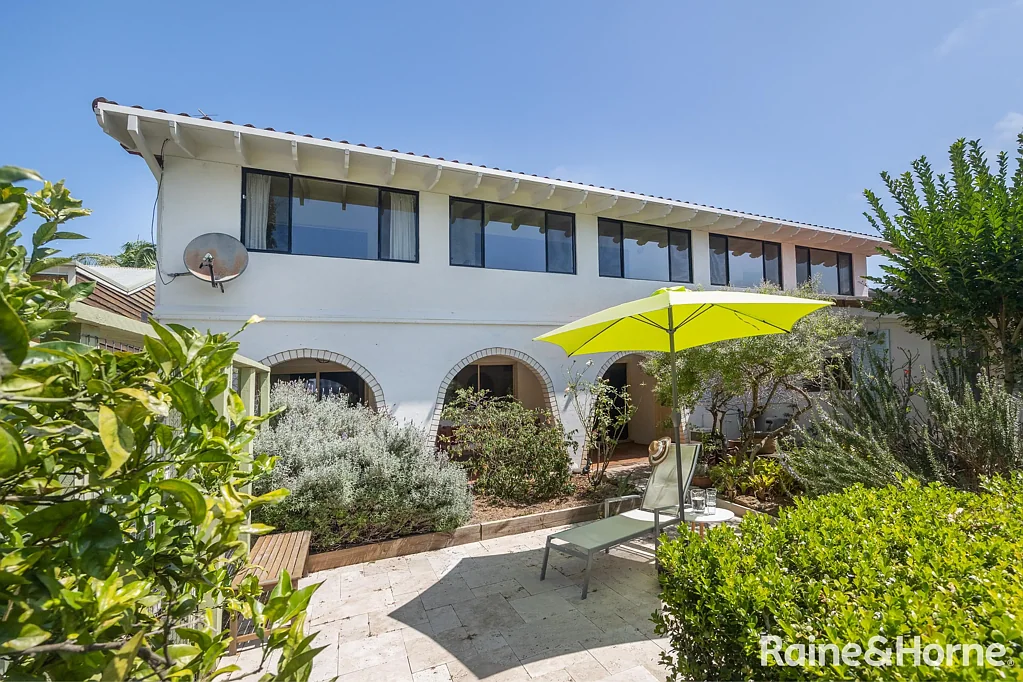 Narrawallee 5房  Charming European-Style Beach House with Ocean Views