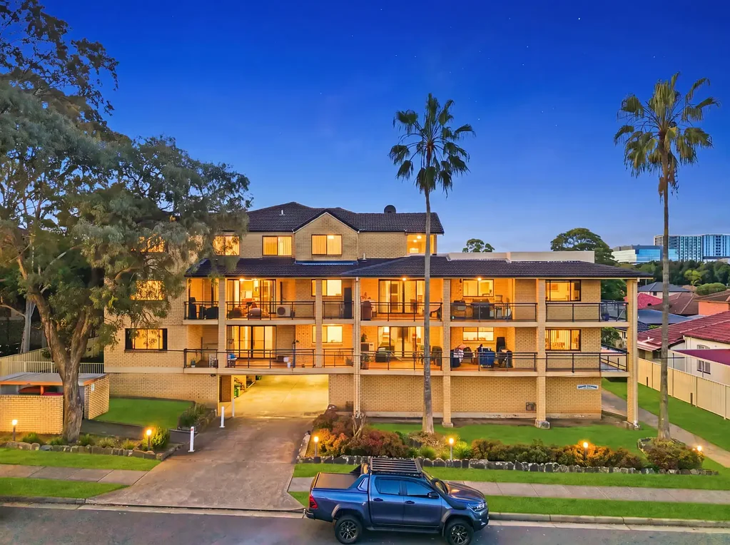 Bankstown 2બેડરૂમ Lucky Number 8 | Spacious Double Brick Apartment in the Heart of Bankstown