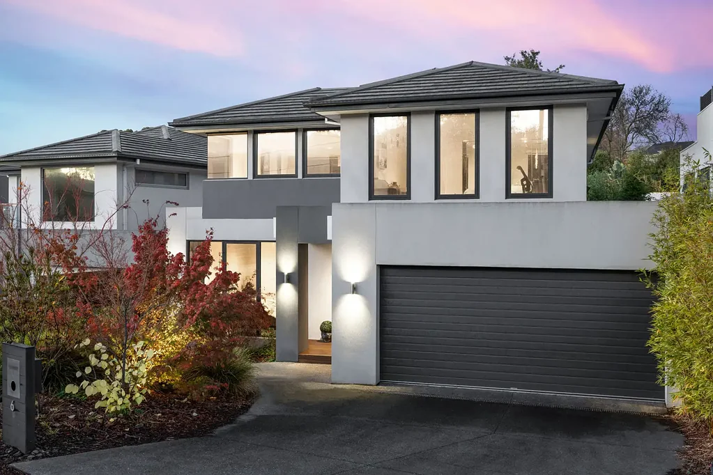 Mount Waverley 6Zimmer Spacious Double-Storey Family Home in Prime Mount Waverley Location