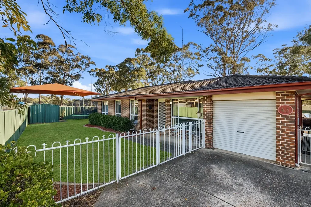 Claremont Meadows 4 Bedroom Four Bedrooms, Privacy & In-Ground Pool!