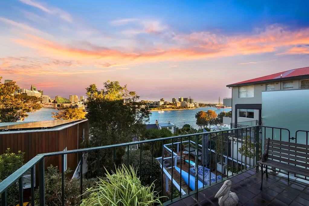 Balmain East 3Moenga An enviable address with sparkling Harbour and city views