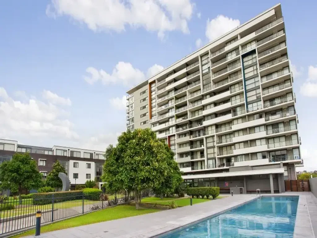 Delightful 1 bedroom apartment with parking & district view