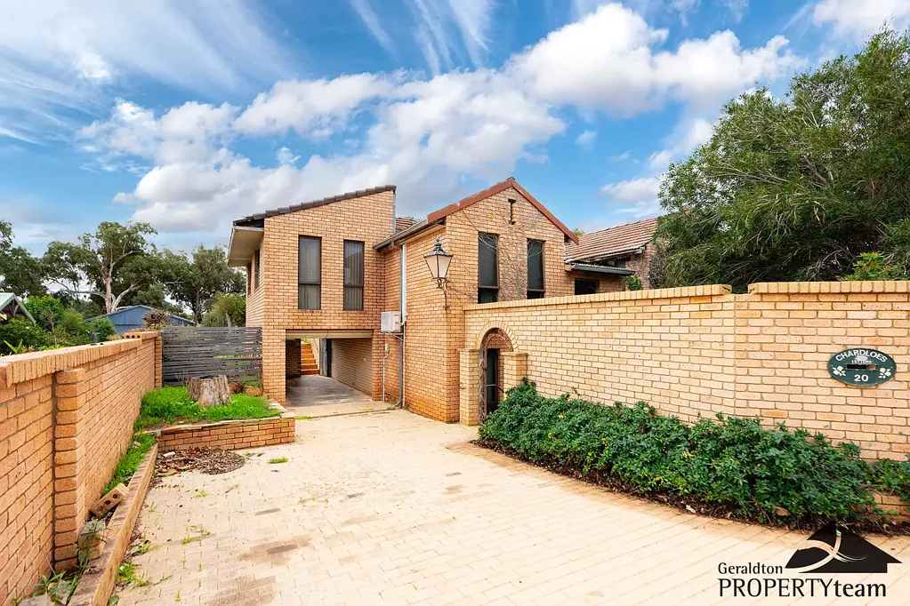Bluff Point 3 Bedroom Big block! Brilliant location with endless potential
