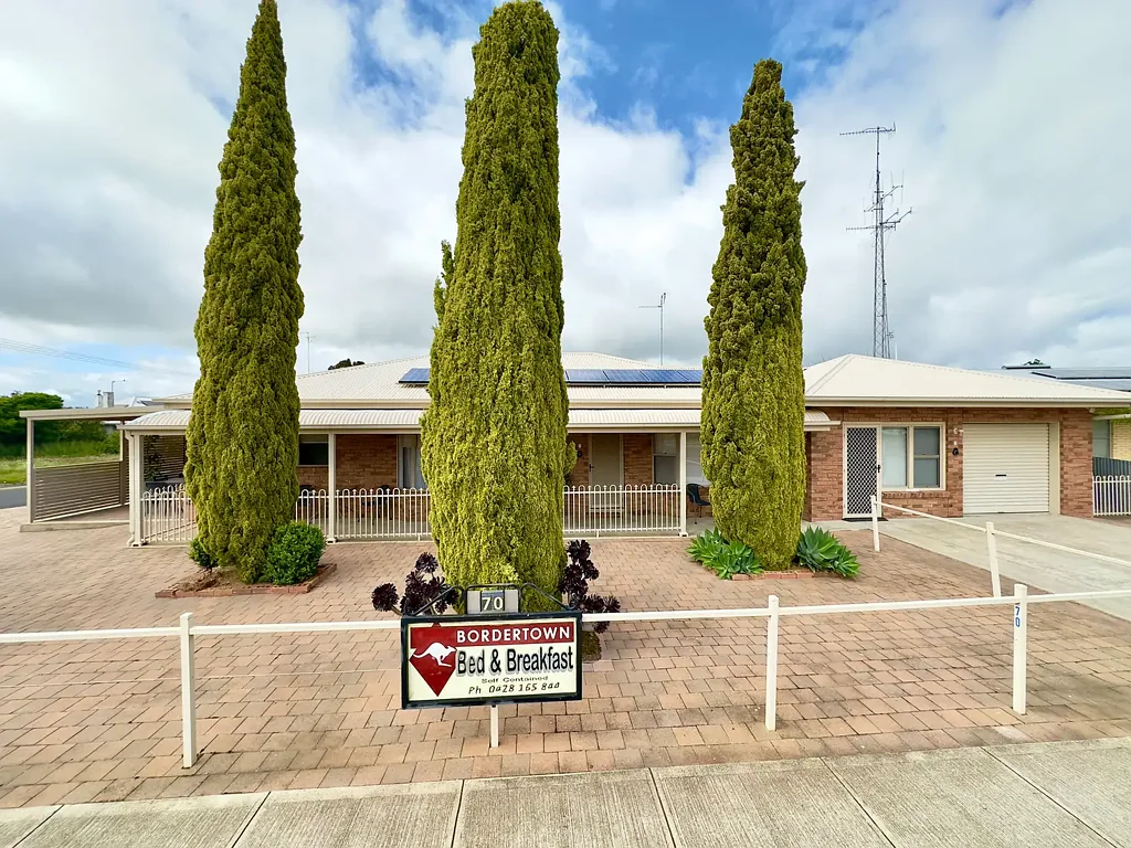 Bordertown 3ਬੈੱਡਰੂਮ Retire or Invest! Versatile 2-in-1 Property in the Heart of Town