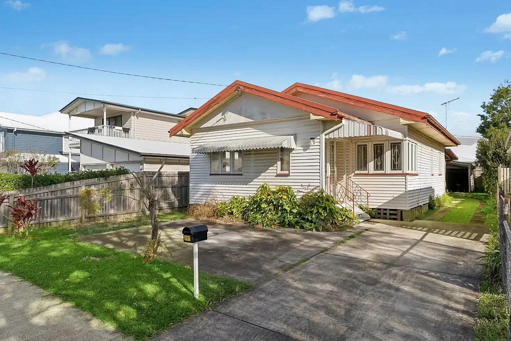 Graceville 2 Slaapkamer A BLUE-CHIP KNOCK-DOWN-RE-BUILD OPPORTUNITY