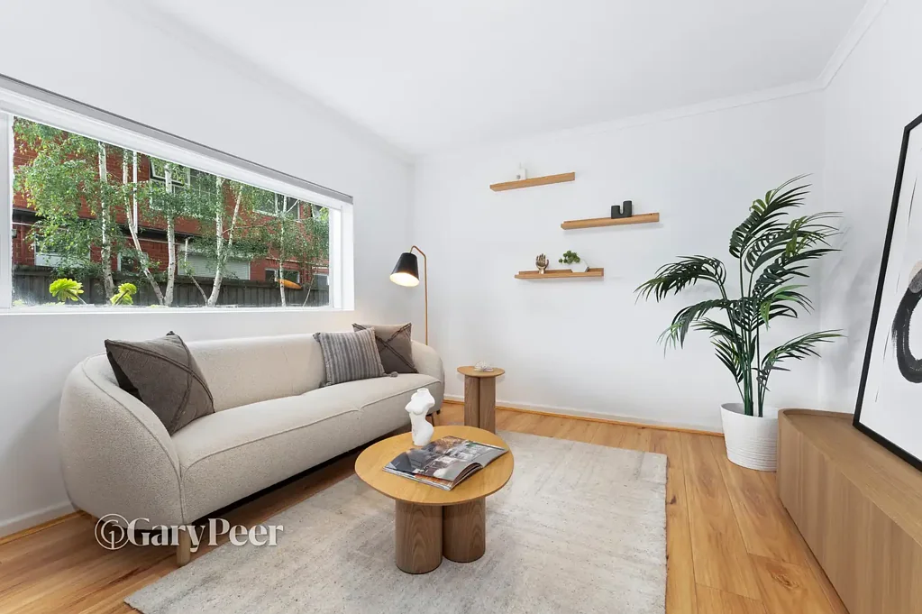 Carnegie 2房 精品楼群静谧后部 宽敞两卧底楼 公共庭院直通 现代厨房带机 步行生活便利 Spacious ground-floor apartment in prime Carnegie pocket