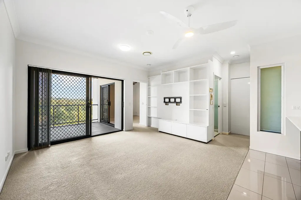 Chermside 2 Bedroom TOP FLOOR UNIT IN BEAUTIFULLY MAINTAINED BUILDING RIGHT ON THE PARK