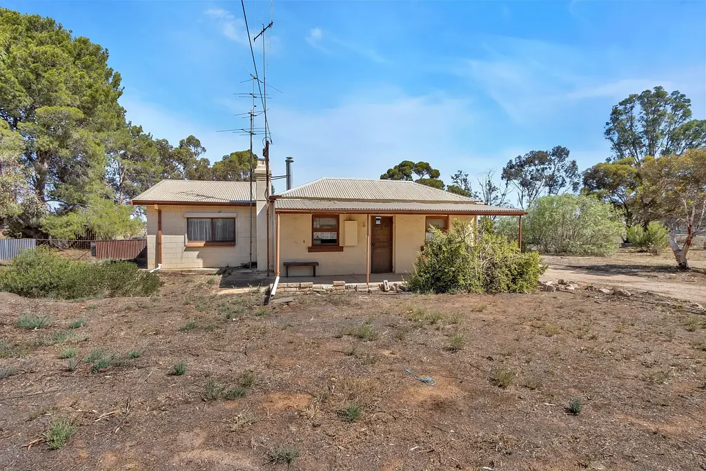 Balaklava 2 Bedroom Renovated Cottage on a Rare Rural Allotment on Railway Terrace!