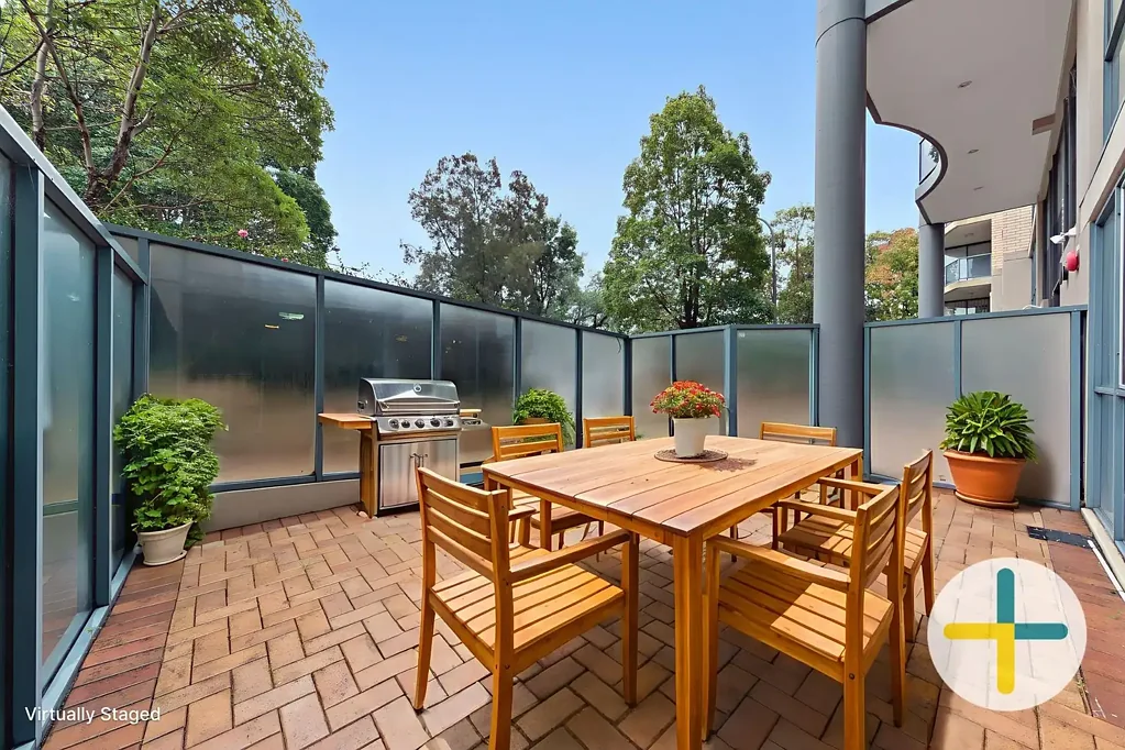 Bright, Immaculate with Huge courtyard!