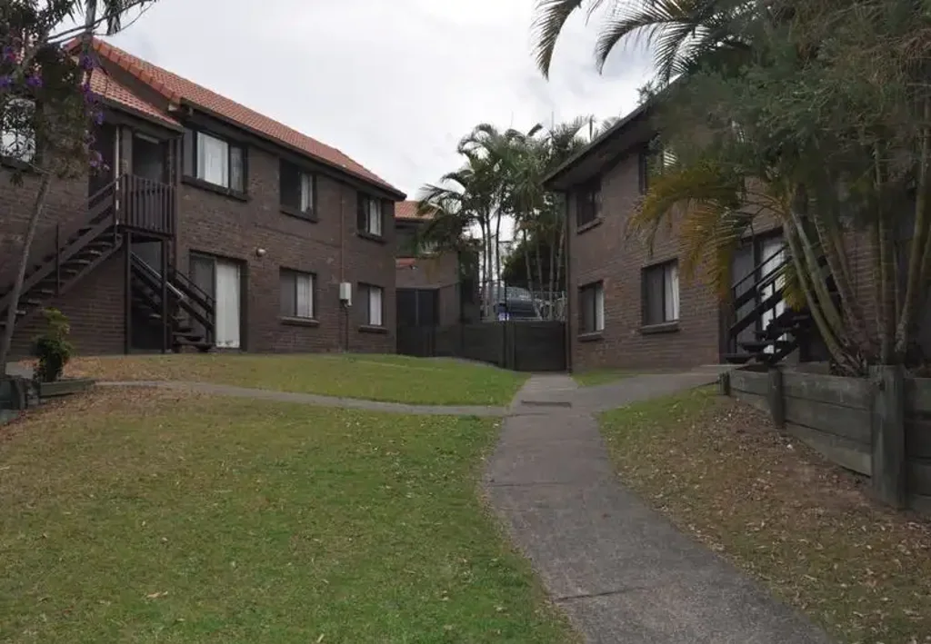 COSY 2 BEDROOM UNIT WTH POOL & CARPORT!
