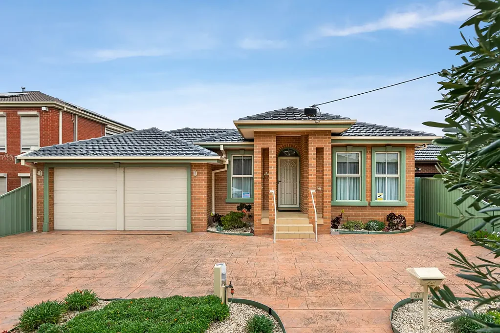 Hadfield 3 Bedroom Stylish Family Living in a Thriving Hadfield Location