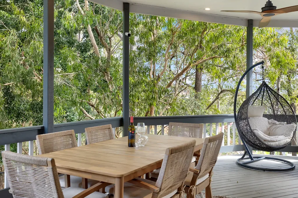 Albany Creek 4房  风格化双层家庭住宅，背靠宁静保护区  Stylish Dual-Level Family Home Backing Onto Tranquil Reserve