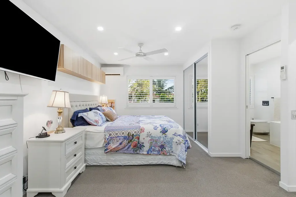 Clear Island Waters 3chambre LUXURY RENOVATED TOWNHOUSE IN ONE OF GOLD COAST'S MOST CENTRAL & SOUGHT AFTER LOCATIONS