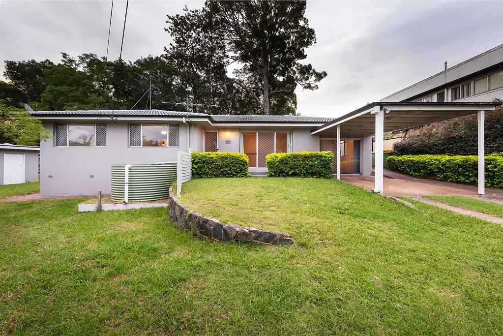 Unbeatable Mount Lofty Location - 2 Living Areas !
