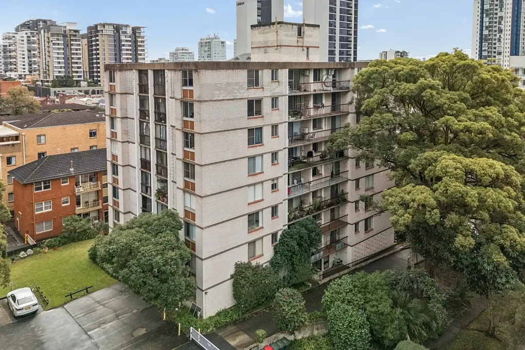 Burwood 2房 双砖结构 卓越耐用 静谧生活 高回报投资 明亮开放式 起居餐饮 燃气厨房 不锈钢电器 自然光卧室 主卧套房 多功能阳台 步行便捷 Burwood Station Full Brick Security Apartment | Walk to Station & Strong Rental Return