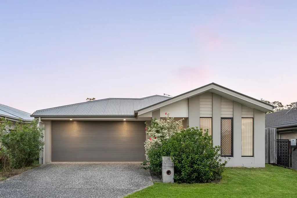 Logan Reserve 4房 四卧主卧套 900mm燃气灶 现代厨房 石台面 408m²全围栏院 Quiet Logan Reserve Modern Family Living in a Quiet Neighbourhood