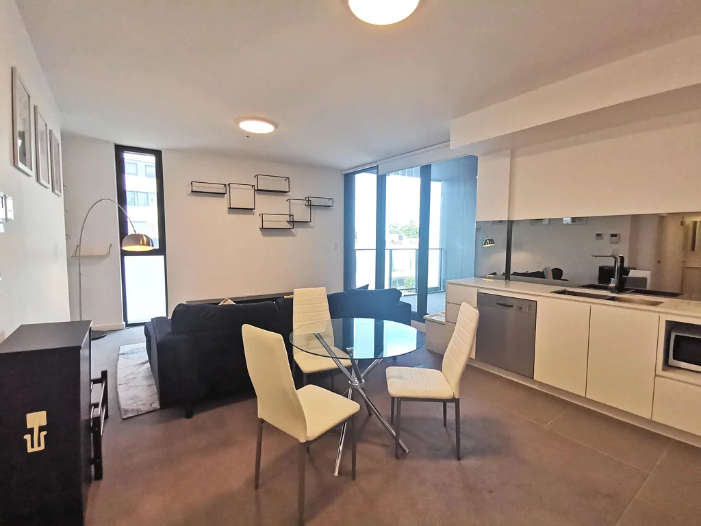 Fully Furnished 1 bedroom with Parking in central of Rockdale | Walk to Station & CBD Access