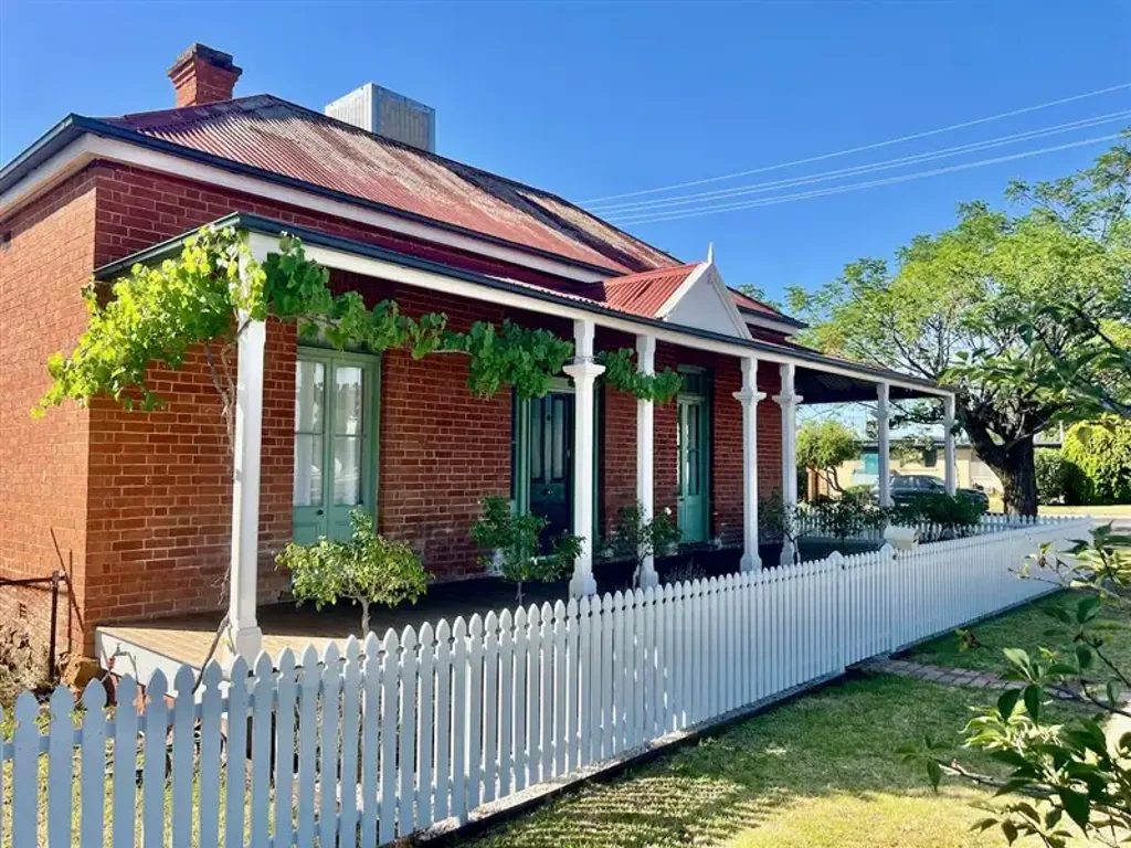 Forbes 3 Slaapkamer Character Home with Stunning Modern Rear Extension - Prime Location