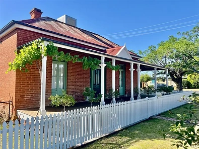 Forbes 3chambre Character Home with Stunning Modern Rear Extension - Prime Location
