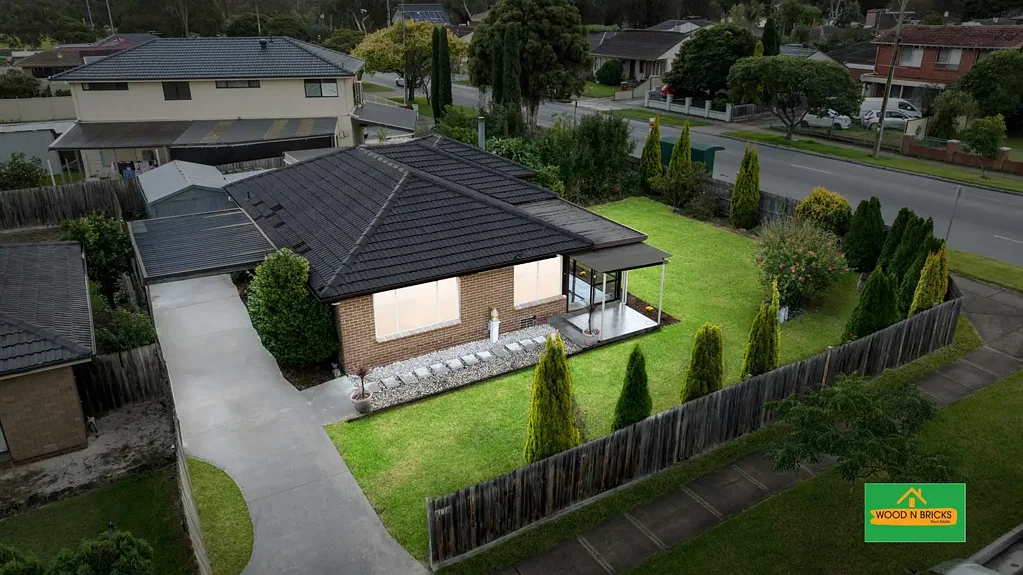 Doveton 3房 宽敞地块潜力大 优越位置近学校 功能厨房储物足 大型后院家庭适 停车便利近商圈 Charming Family Home with Future Potential in Prime Location